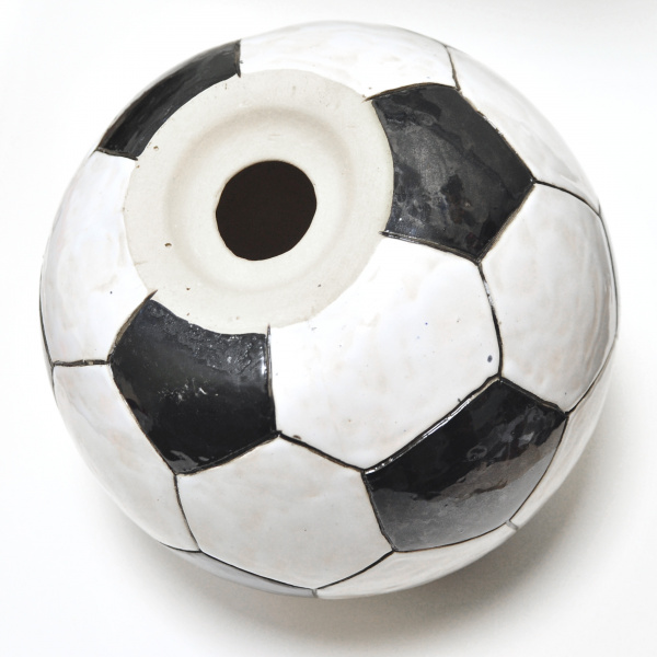 футбольный мяч. подарочная статуэтка в натуральную величину