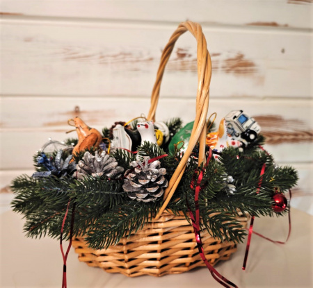 сказка, елочные игрушки в корзине