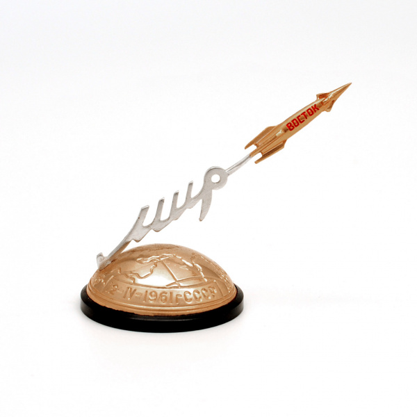 Ракета «Восток»: полет Юрия Гагарина в космос. Миниатюрная статуэтка СССР 1961 г.