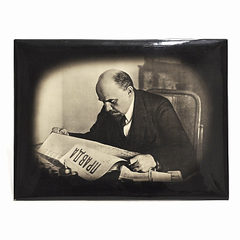 Настольное фото В.И. Ленина, читающего «Правду».