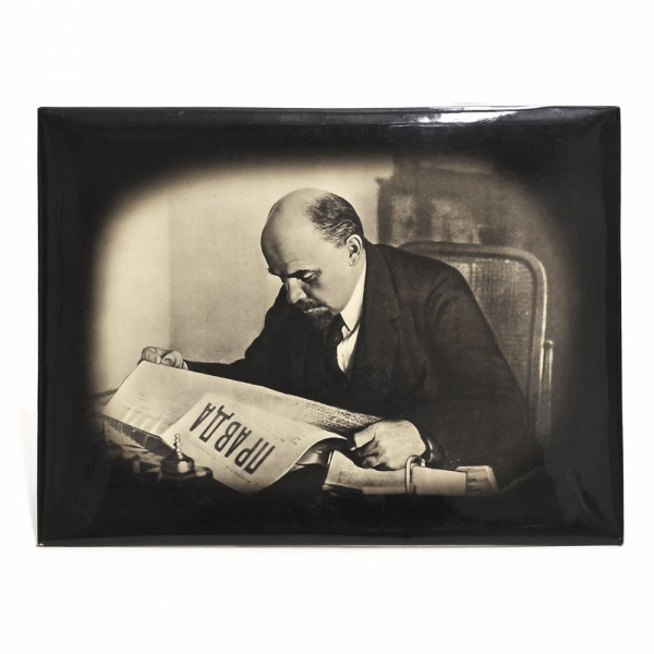 Настольное фото В.И. Ленина, читающего «Правду».