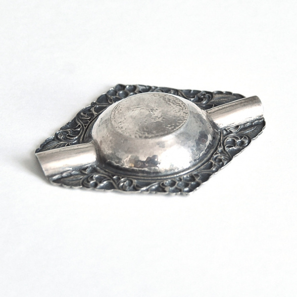 старинная серебряная пепельница с растительным орнаментом