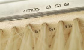 Серебряный дорожный набор в стиле ар-деко: щетки и расческа в оригинальном футляре