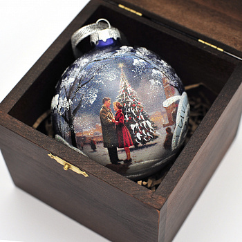 Новогодний подарок: елочный шар "Свидание" в эксклюзивном гравированном кейсе