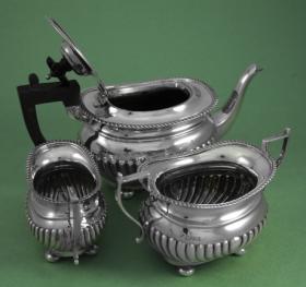Антикварная серебряная посуда: большой чайник, сахарница и молочник, Англия, 1909 г.