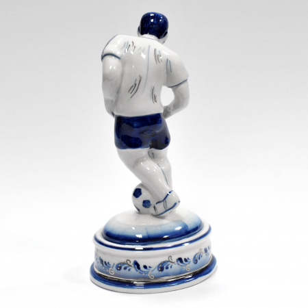 футболист. фарфоровая статуэтка, гжель