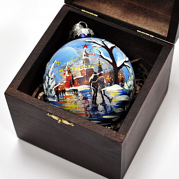 Новогодний подарок: елочный шар "Московский кремль" в эксклюзивном гравированном кейсе